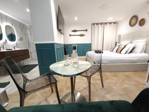 La Belle Endormie B&B French Guest house : photo 2 de la chambre suite lit king-size avec baignoire spa