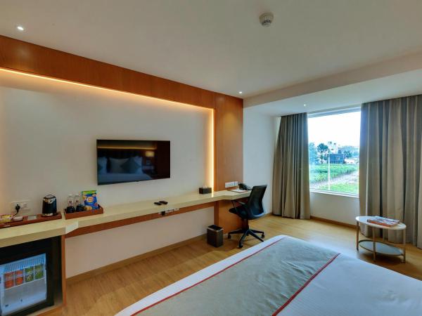 Clarion Hotel Bangalore : photo 1 de la chambre suite lit queen-size