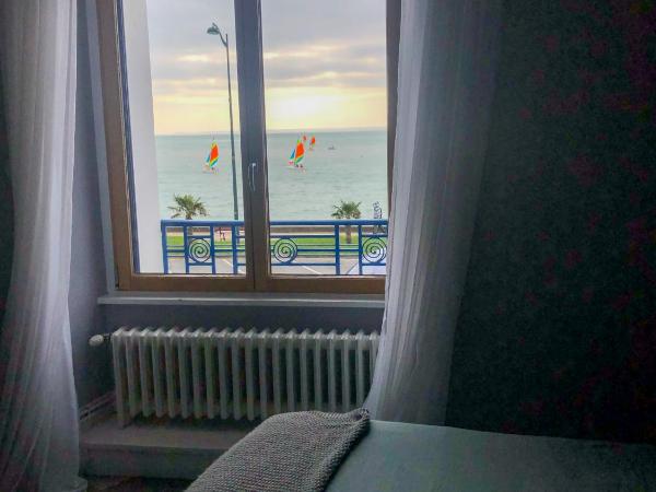Kêr L - Breizh & Breakfast : photo 10 de la chambre chambre lit queen-size - vue sur mer