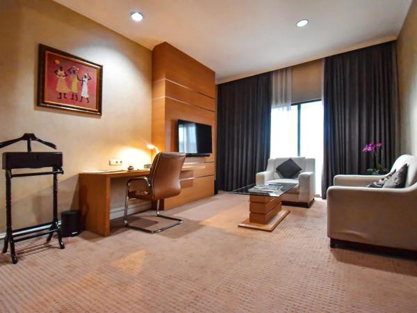 Surabaya Suites Hotel Powered by Archipelago : photo 4 de la chambre chambre de luxe luxueuse
