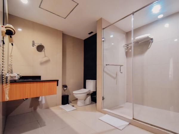 Surabaya Suites Hotel Powered by Archipelago : photo 6 de la chambre chambre de luxe luxueuse