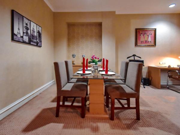 Surabaya Suites Hotel Powered by Archipelago : photo 5 de la chambre chambre de luxe luxueuse