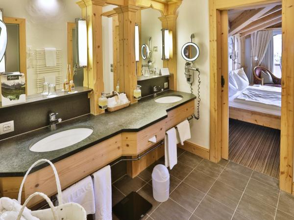 ERMITAGE Wellness- & Spa-Hotel : photo 4 de la chambre suite avec baignoire spa - bien-être