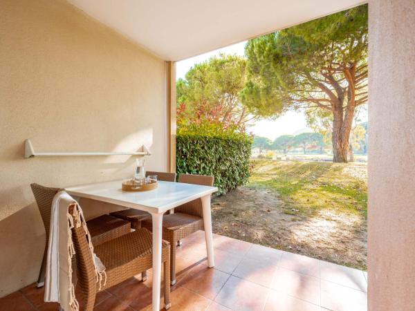 Résidence Pierre & Vacances Les Rives de Cannes Mandelieu : photo 1 de la chambre appartement 1 chambre avec coin nuit dans alcôve et terrasse ou balcon (6 personnes) - vue sur rivière