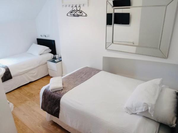 parklane guest house : photo 1 de la chambre chambre lits jumeaux avec salle de bains commune