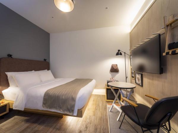 MOXY Osaka Honmachi by Marriott : photo 2 de la chambre secret base queen, 19sqm, guest room, 1 queen, no view