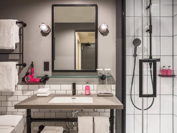 MOXY Osaka Honmachi by Marriott : photo 8 de la chambre moxysignaturequeen, 22sqm, larger guest room, 1 queen