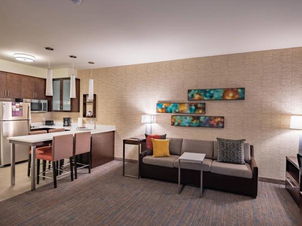 Residence Inn by Marriott Dallas at The Canyon : photo 1 de la chambre queen room with two queen beds and sofa bed and view