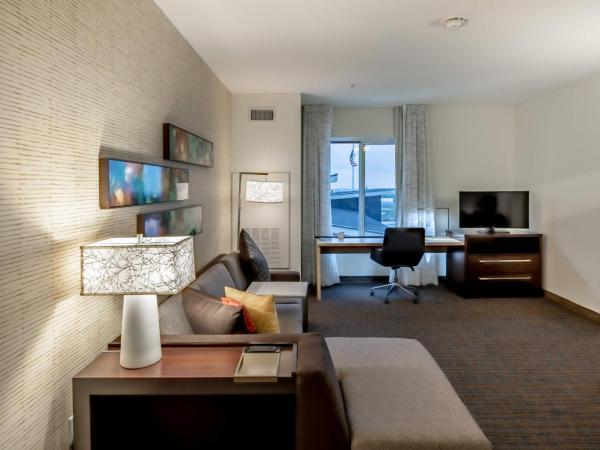 Residence Inn by Marriott Dallas at The Canyon : photo 1 de la chambre suite 1 chambre lit king-size avec canapé-lit - vue sur ville