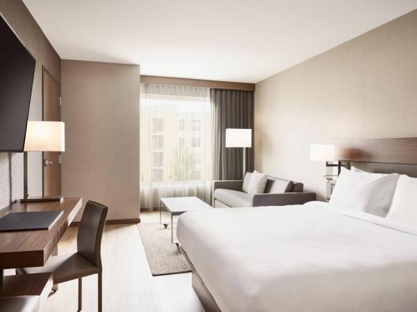 AC Hotel by Marriott Atlanta Perimeter : photo 1 de la chambre chambre lit king-size avec canapé-lit