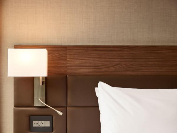 AC Hotel by Marriott Atlanta Perimeter : photo 2 de la chambre chambre lit king-size avec canapé-lit