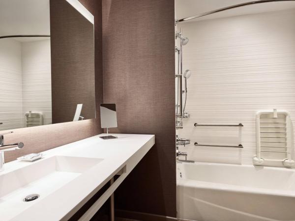 AC Hotel by Marriott Atlanta Perimeter : photo 5 de la chambre chambre lit king-size avec canapé-lit