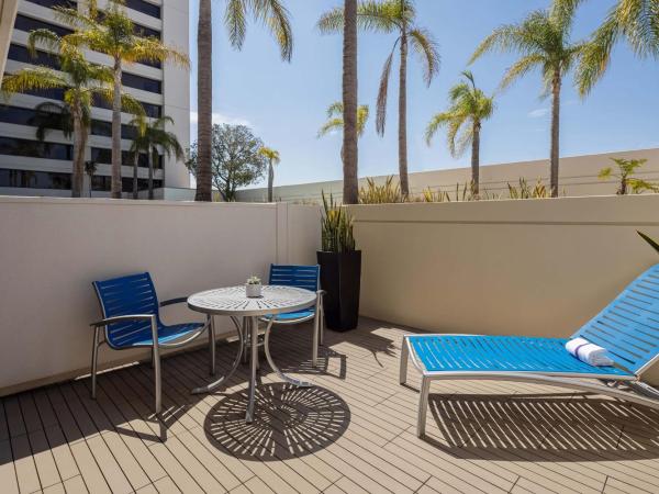 The Westin Los Angeles Airport : photo 8 de la chambre studio suite, parlor, pool access, poolside