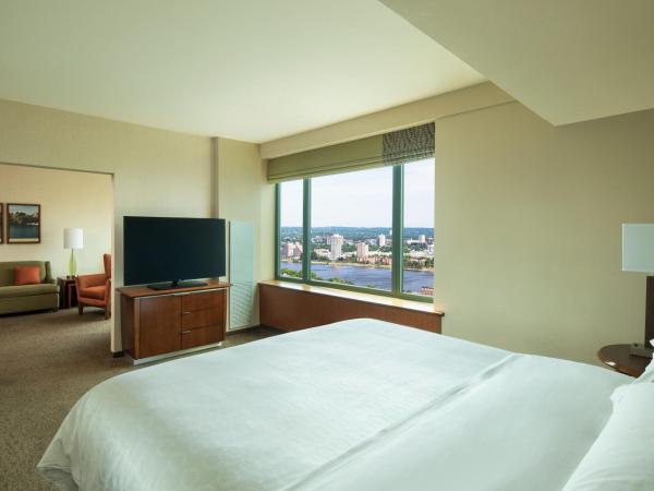 Sheraton Boston Hotel : photo 5 de la chambre suite junior avec 1 lit king-size et canapé-lit - vue sur rivière