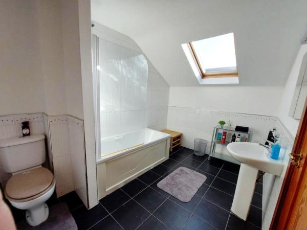 Private accommodation in house close to Galway City : photo 1 de la chambre chambre lit queen-size avec salle de bains commune