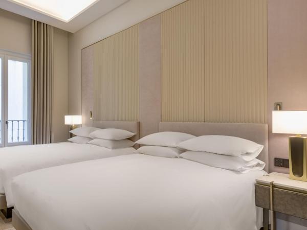 JW Marriott Hotel Madrid : photo 5 de la chambre chambre deluxe avec 2 lits queen-size - vue sur cour