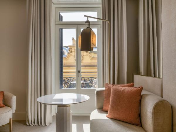 JW Marriott Hotel Madrid : photo 8 de la chambre chambre lit king-size de luxe - vue sur ville et balcon