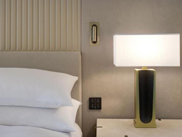 JW Marriott Hotel Madrid : photo 6 de la chambre chambre deluxe avec 2 lits queen-size - vue sur cour