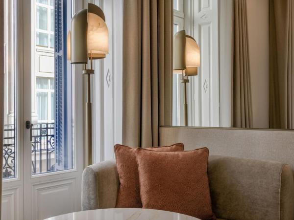 JW Marriott Hotel Madrid : photo 9 de la chambre chambre lit king-size premium deluxe avec balcon - vue sur ville