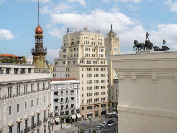 JW Marriott Hotel Madrid : photo 6 de la chambre suite junior lit king-size avec balcon - vue sur panorama urbain