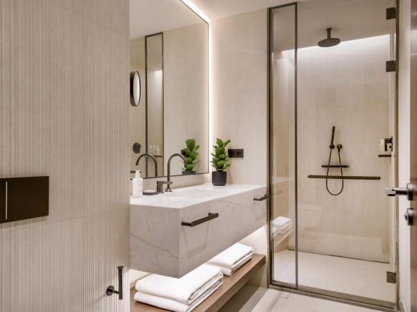 JW Marriott Hotel Madrid : photo 10 de la chambre chambre lit king-size de luxe - vue sur ville et balcon