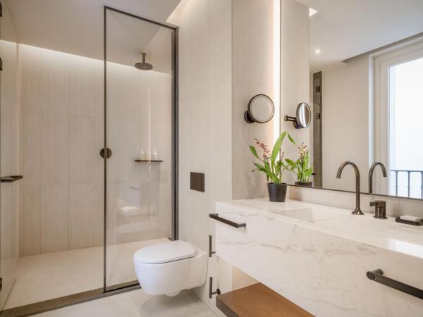 JW Marriott Hotel Madrid : photo 8 de la chambre suite junior lit king-size avec balcon - vue sur panorama urbain