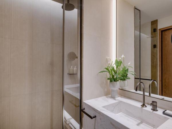 JW Marriott Hotel Madrid : photo 5 de la chambre chambre de luxe avec lit king-size et vue sur la cour