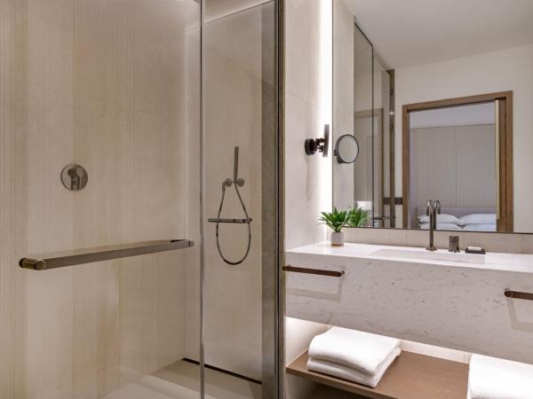 JW Marriott Hotel Madrid : photo 7 de la chambre chambre deluxe avec 2 lits queen-size - vue sur cour