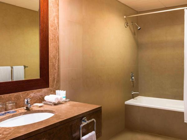 Four Points by Sheraton Sheikh Zayed Road : photo 5 de la chambre chambre deluxe lit king-size avec balcon - service de navette gratuit vers dubai mall et kite beach
