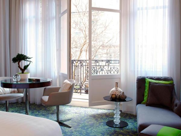 Renaissance Paris Nobel Tour Eiffel Hotel : photo 4 de la chambre suite magnolia plus spacieuse 1 lit king size et canapé-lit - vue sur jardin