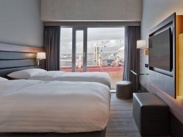 Moxy Amsterdam Houthavens : photo 2 de la chambre chambre lits jumeaux moxy sleeper avec vue