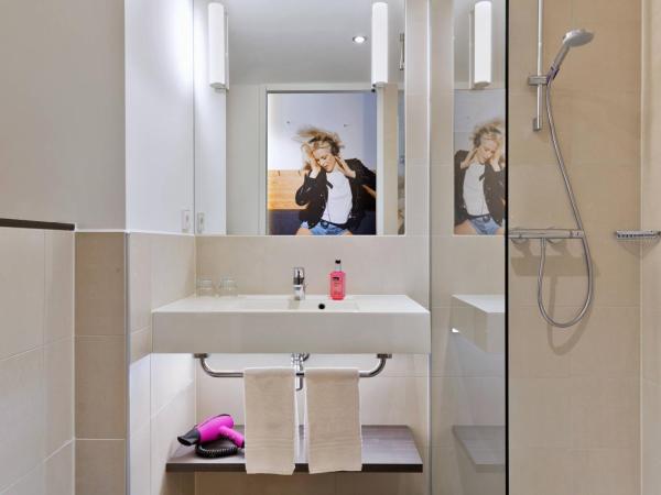 Moxy Amsterdam Houthavens : photo 4 de la chambre chambre lit queen-size double moxy sleeper