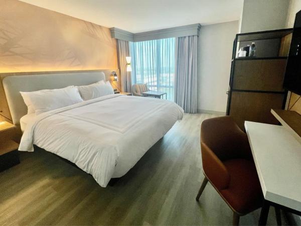 Houston Marriott North : photo 3 de la chambre chambre lit queen-size concierge