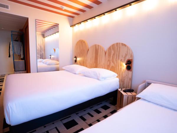 ibis Styles Montauban : photo 1 de la chambre chambre standard avec un lit double et un canapé

