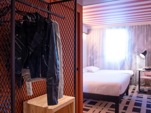 ibis Styles Montauban : photo 5 de la chambre chambre standard avec un lit double et un canapé

