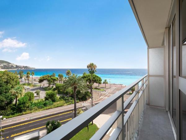 Le Meridien Nice : photo 4 de la chambre chambre lit king-size deluxe - vue sur mer et jardin, lit king