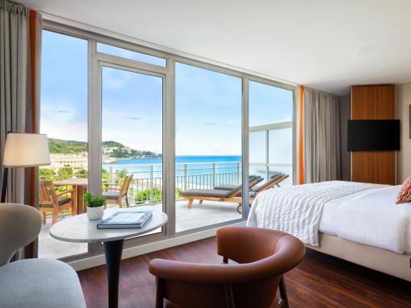 Le Meridien Nice : photo 1 de la chambre chambre lit king-size exécutive - vue sur mer et jardin