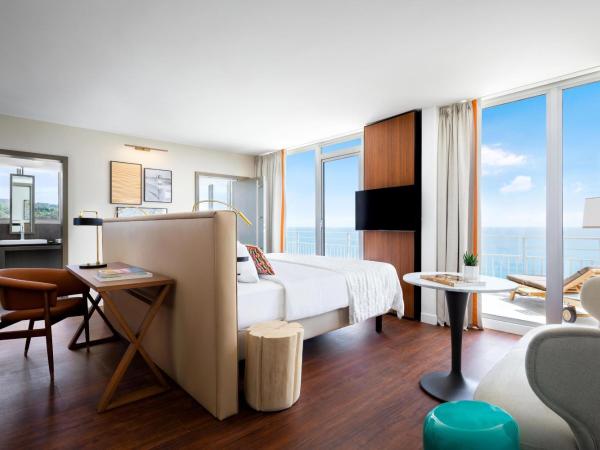 Le Meridien Nice : photo 1 de la chambre suite junior avec lit king-size - vue panoramique sur mer