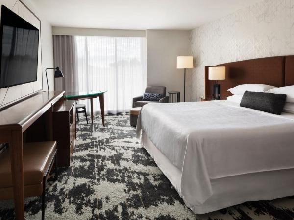Sheraton Vancouver Airport Hotel : photo 1 de la chambre chambre lit king-size - vue sur ville