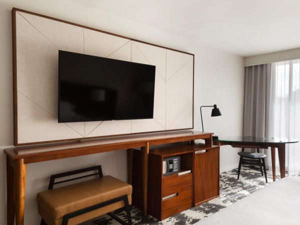 Sheraton Vancouver Airport Hotel : photo 2 de la chambre chambre lit king-size - vue sur ville