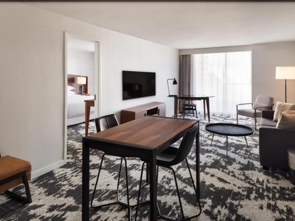 Sheraton Vancouver Airport Hotel : photo 3 de la chambre suite exécutive avec 1 lit king-size