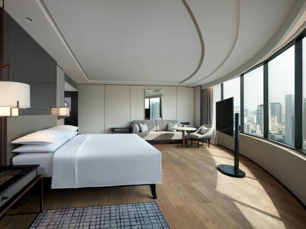 JW Marriott Hotel Bangkok : photo 4 de la chambre suite d'angle lit king-size avec accès au salon