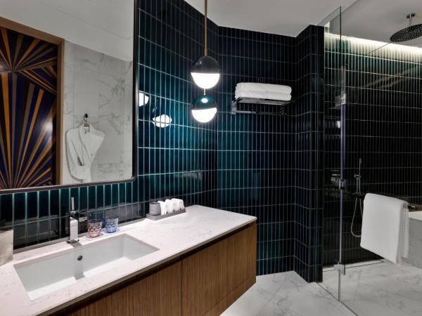 W Dubai - Mina Seyahi, Adults Only : photo 7 de la chambre marvelous king suite - sea view, w-ip access to farrago bar,includes selected drinks/cocktails and small bites from 5-7 pm, daily