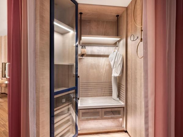 W Dubai - Mina Seyahi, Adults Only : photo 7 de la chambre hébergement fantastique lit king-size avec balcon - vue sur mer