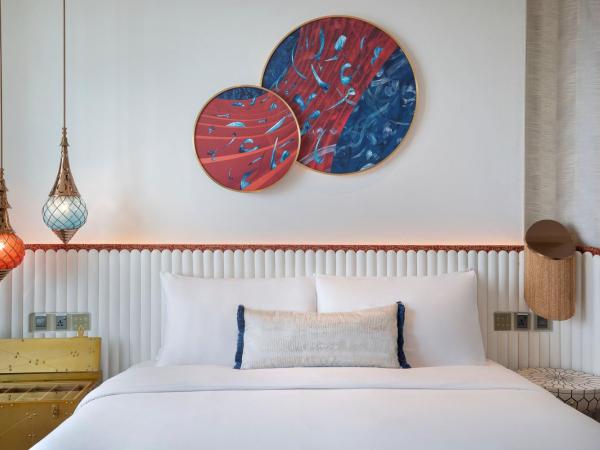 W Dubai - Mina Seyahi, Adults Only : photo 3 de la chambre hébergement fantastique lit king-size avec balcon - vue sur mer