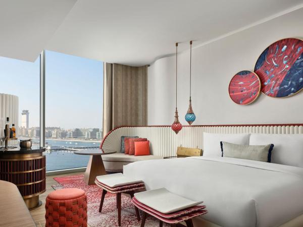 W Dubai - Mina Seyahi, Adults Only : photo 5 de la chambre spectacular room - sea view, w-ip access to farrago bar,includes selected drinks/cocktails and small bites from 5-7 pm, daily