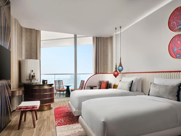 W Dubai - Mina Seyahi, Adults Only : photo 10 de la chambre hébergement merveilleux lits jumeaux avec balcon - vue sur mer