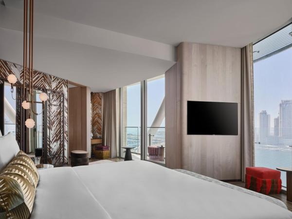 W Dubai - Mina Seyahi, Adults Only : photo 3 de la chambre fantastic king suite - sea view, w-ip access to farrago bar,includes selected drinks/cocktails and small bites from 5-7 pm, daily