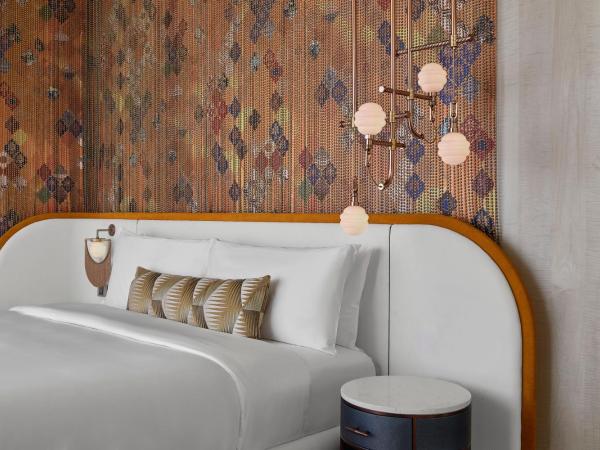 W Dubai - Mina Seyahi, Adults Only : photo 5 de la chambre fantastic king suite - sea view, w-ip access to farrago bar,includes selected drinks/cocktails and small bites from 5-7 pm, daily