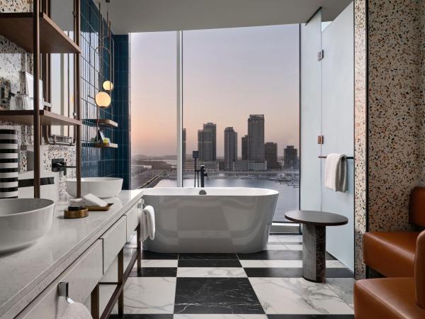 W Dubai - Mina Seyahi, Adults Only : photo 7 de la chambre fantastic king suite - sea view, w-ip access to farrago bar,includes selected drinks/cocktails and small bites from 5-7 pm, daily